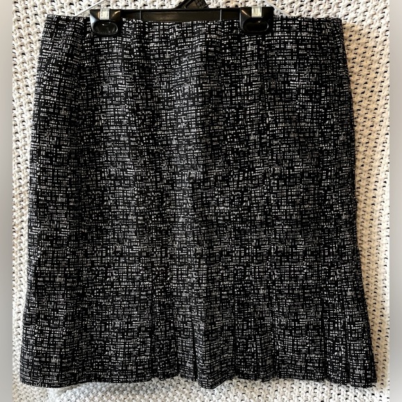 Anne Klein Women’s Black & White Tweed Pencil Skirt, Lined, Pleated Hem; Size 10 - Picture 1 of 7